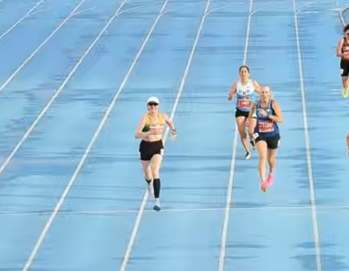 Anne Ryan running the 1500m