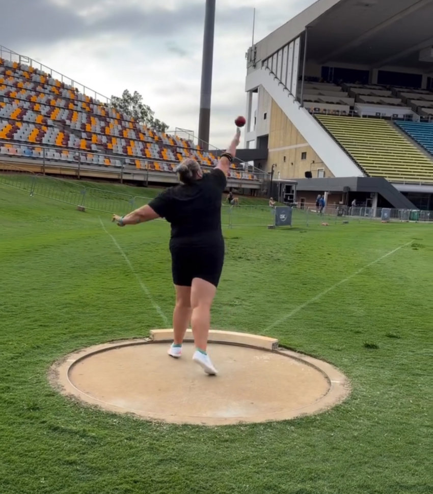 Miranda at full extension putting the shot